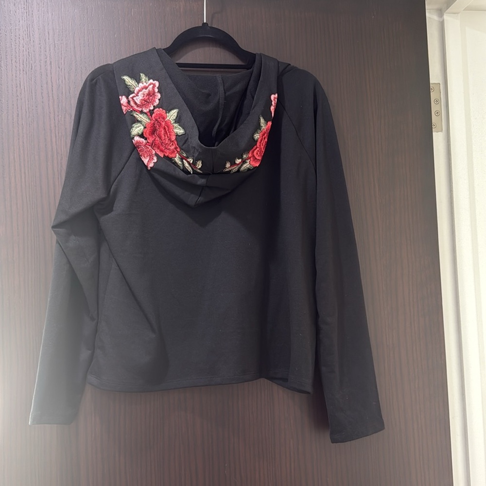 Onetheland Black Crop Hoodie - Picture 3 of 4